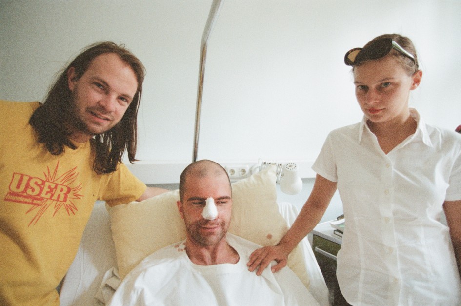 Berlin, 1999, Eva Wilde und Marten Frerichs besuchen Lukas Pusch im Krankenhaus.